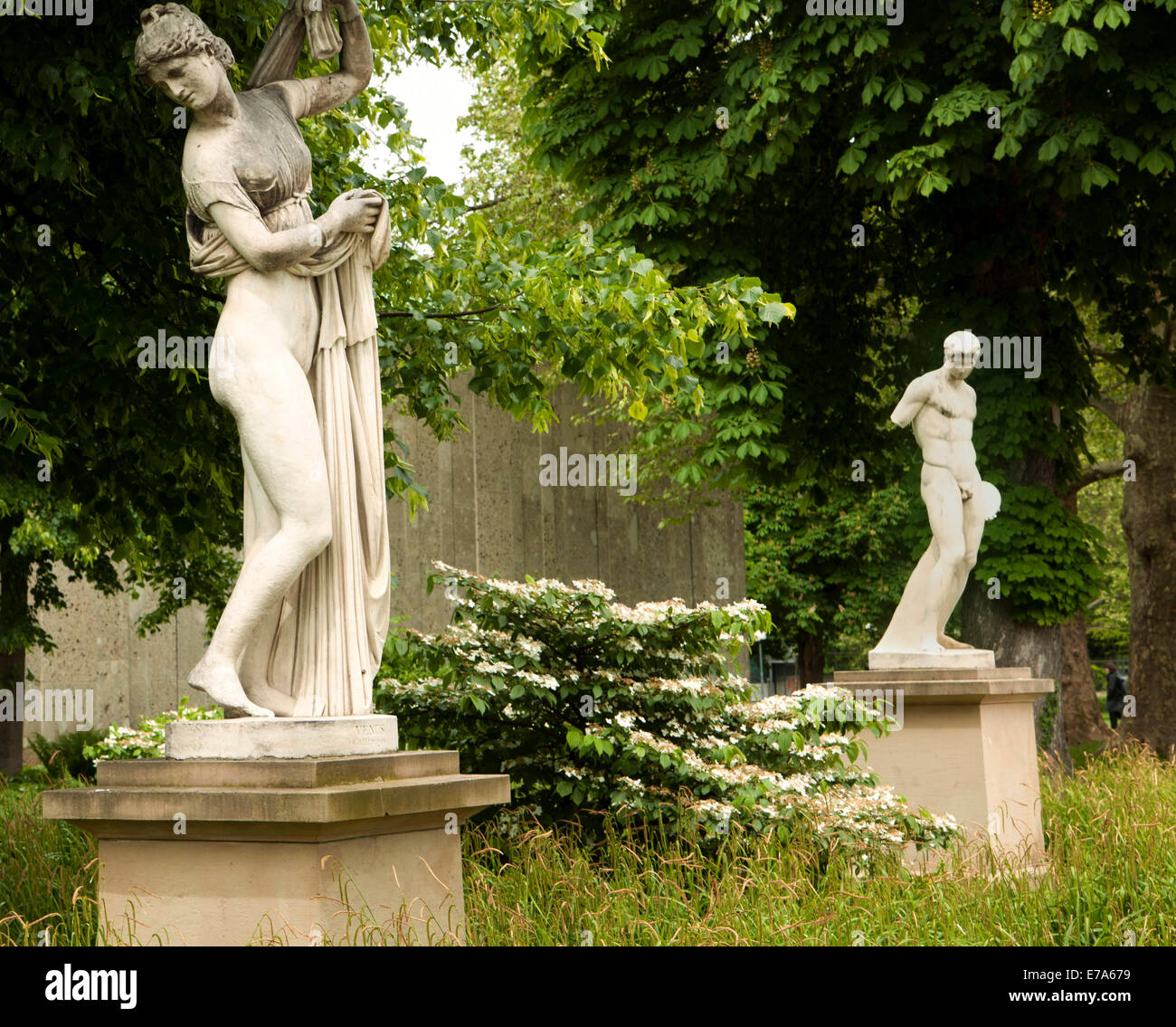 Estatuas de mármol clásico en el verde de un parque público en Stuttgart, Alemania Foto de stock