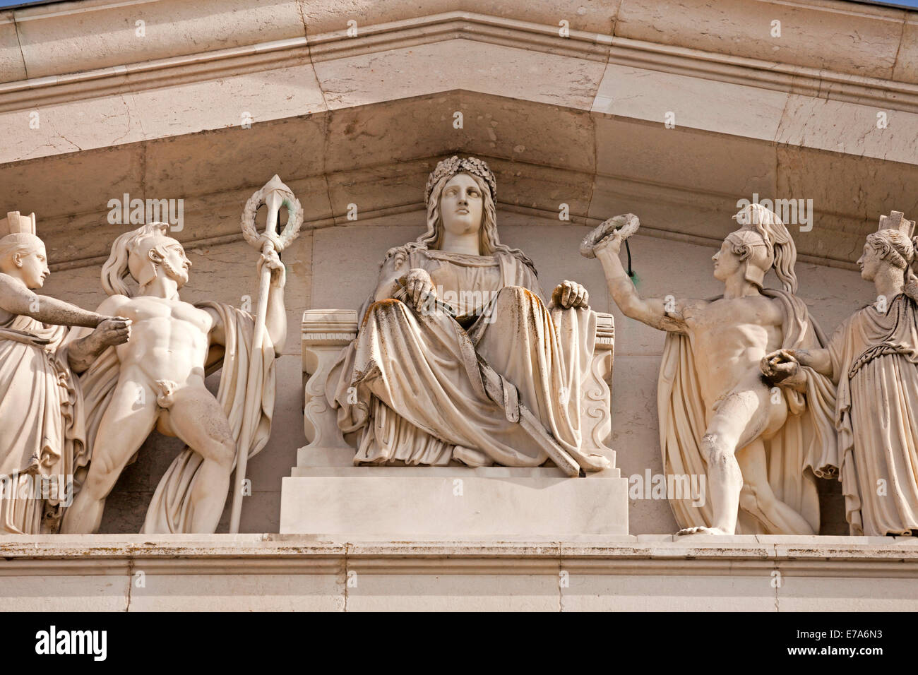 Estatuas en el Walhall memorial por encima del río Danubio, al este de Ratisbona, Baviera, Alemania, Europa Foto de stock