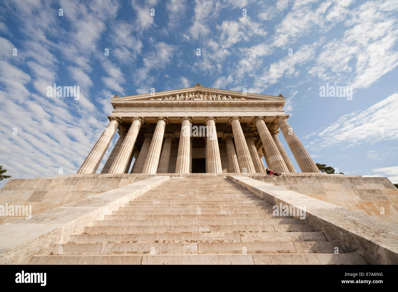 Estilo griego, edificio neoclásico de la Walhalla memorial por encima del río Danubio, al este de Ratisbona, Baviera, Alemania, Europa Foto de stock