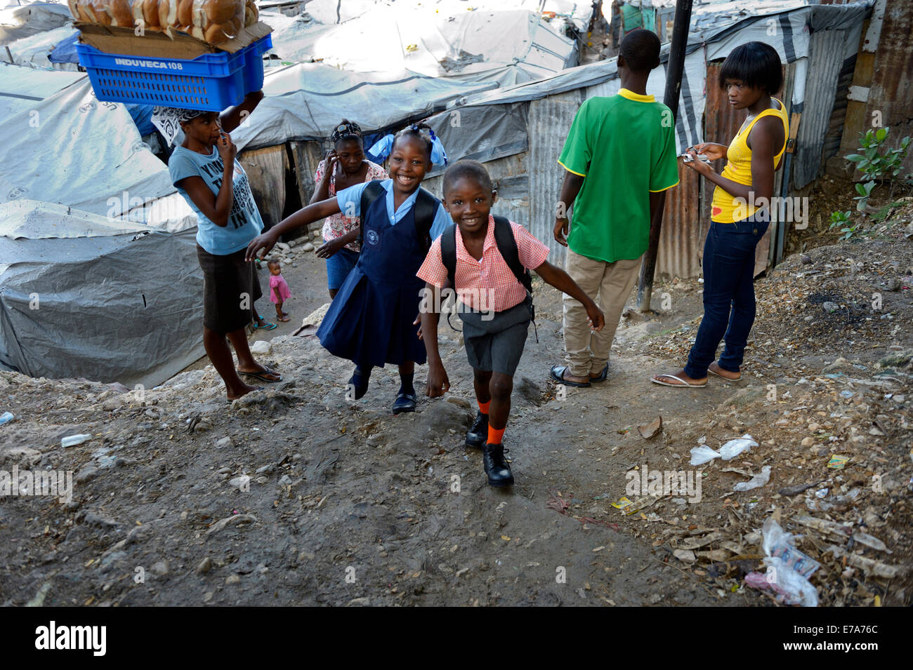Hermano y hermana en uniforme escolar de camino a la escuela, en el campamento de refugiados por el terremoto Icare, Fort National, Port-au-Prince Foto de stock