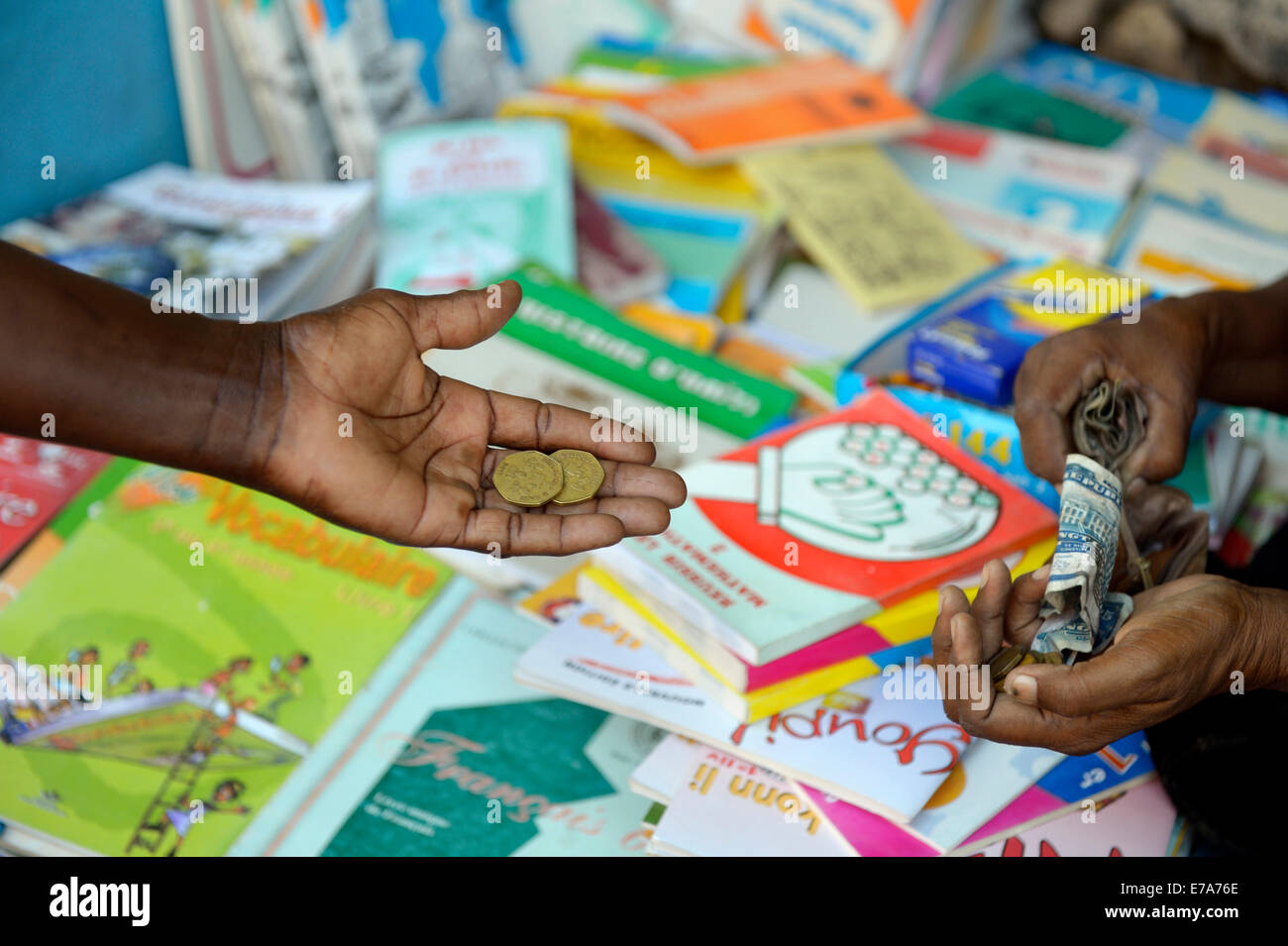 Madre adquiere los libros escolares en el mercado, en el campamento de refugiados por el terremoto Icare, Fort National, Port-au-Prince, Haití Foto de stock