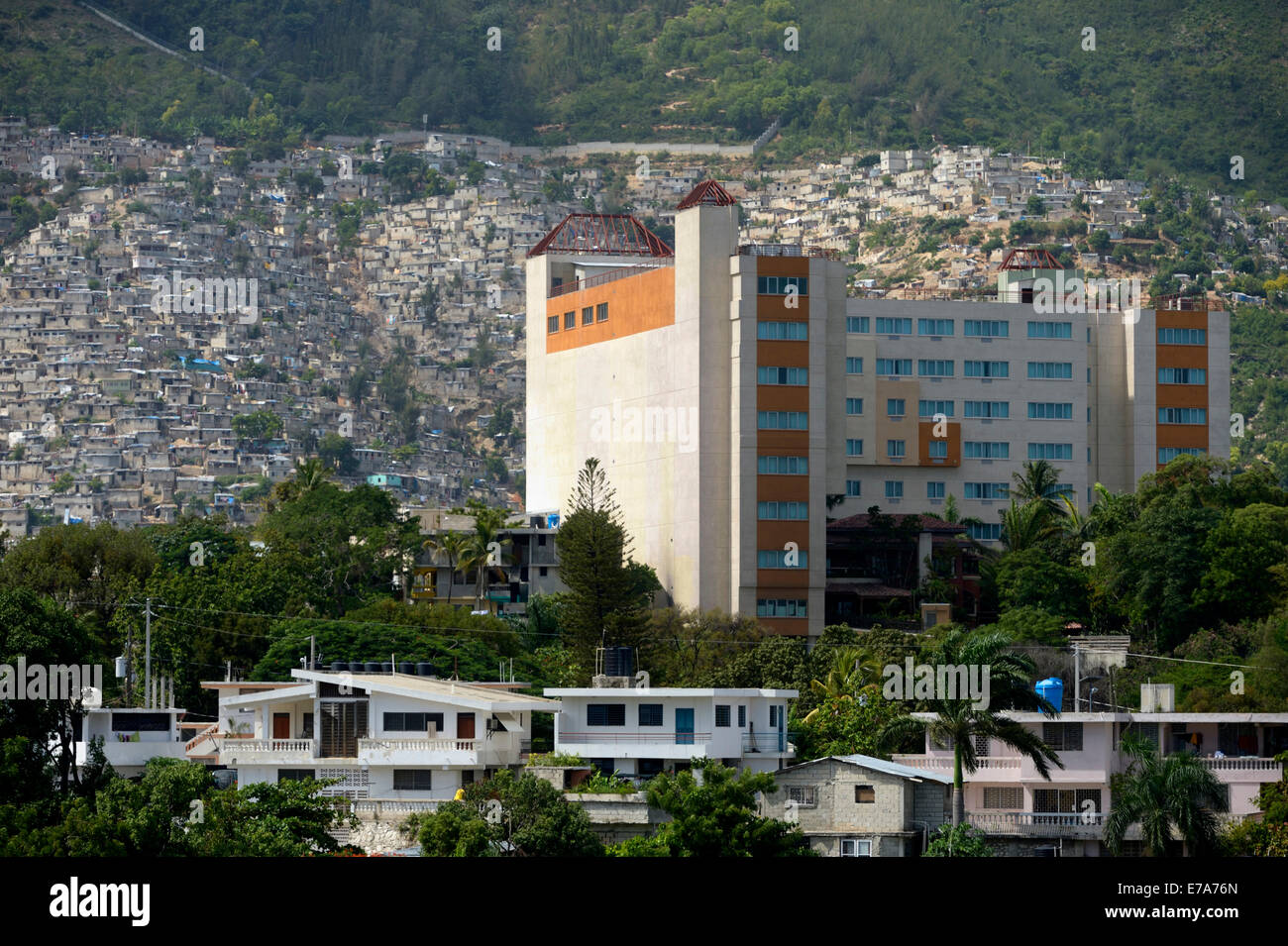 En las laderas de tugurios detrás del Royal 5 estrellas Hotel Oasis en Pétionville, distrito de Port-au-Prince, Haití Foto de stock
