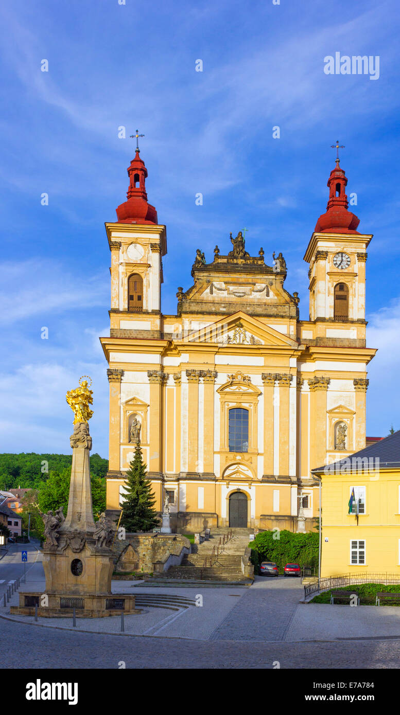 Columna Mariana y la iglesia de la Anunciación de la Virgen María, Sternberk, distrito, región Olomoucky de Olomouc, República Checa Foto de stock