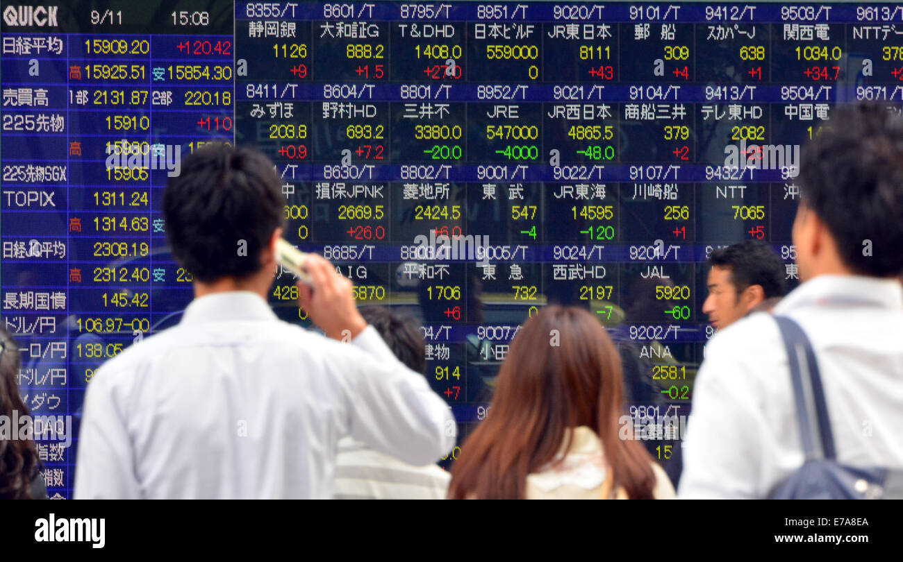 Tokio, Japón. El 11 de septiembre, 2014. El 225-tema Nikkei Stock promedio termina 120.42 puntos de miércoles a 15,909.20, ocho meses de alta en la firmeza del dólar de los EE.UU. contra el yen japonés en la Bolsa de Tokio el jueves, 11 de septiembre de 2014. Crédito: Natsuki Sakai/AFLO/Alamy Live News Foto de stock