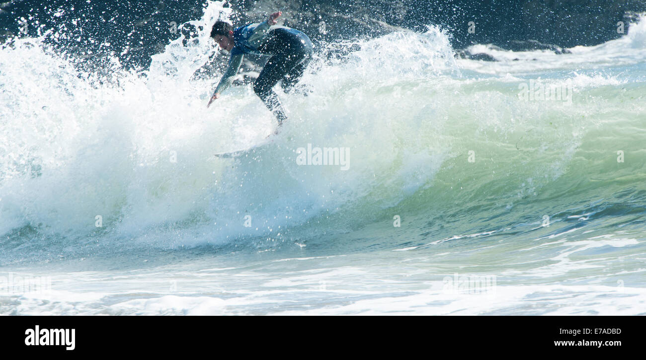 Junio de 2014: Acción shot de surfer montando una onda en Challaborough Bay, South Devon, Inglaterra Foto de stock