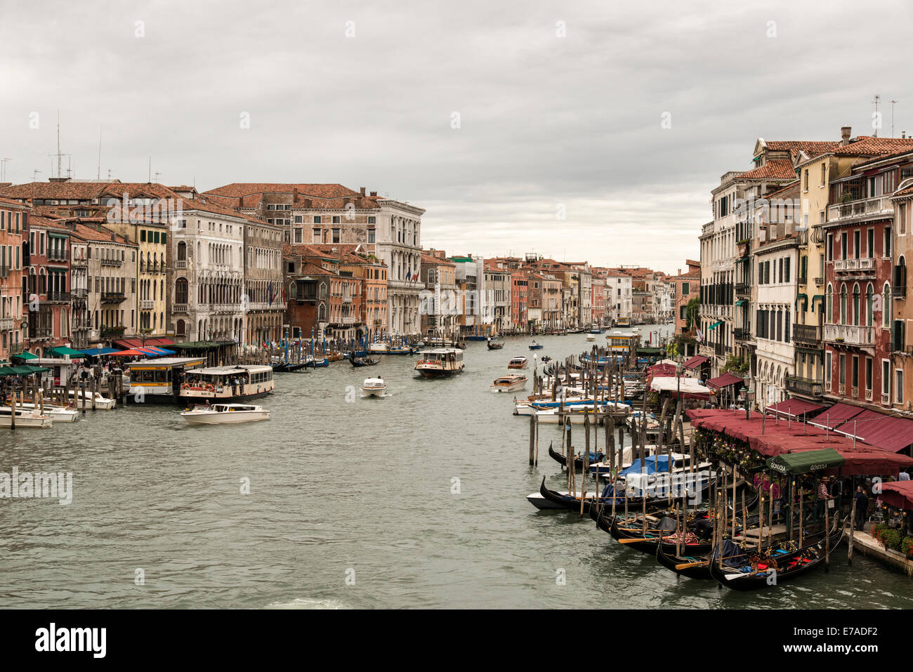 La vista al sur hacia el oeste por el Gran Canal desde el Puente de Rialto en Venecia. Foto de stock