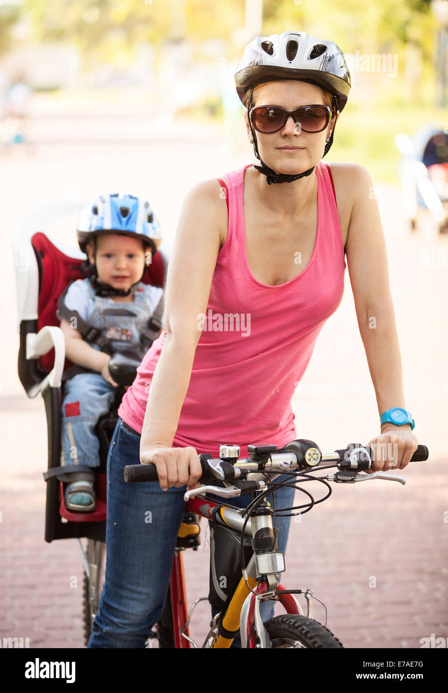 Un niño de tres años, con un casco de bicicleta y gafas de sol en su  bicicleta Fotografía de stock - Alamy