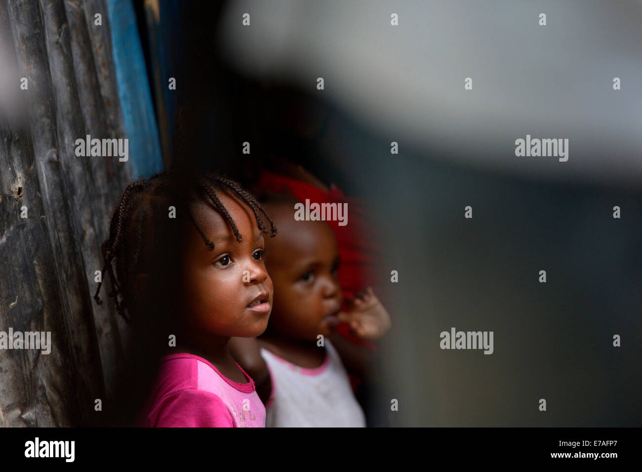 Dos niñas, en el campamento de refugiados por el terremoto Icare, Fort National, Port-au-Prince, Haití Foto de stock