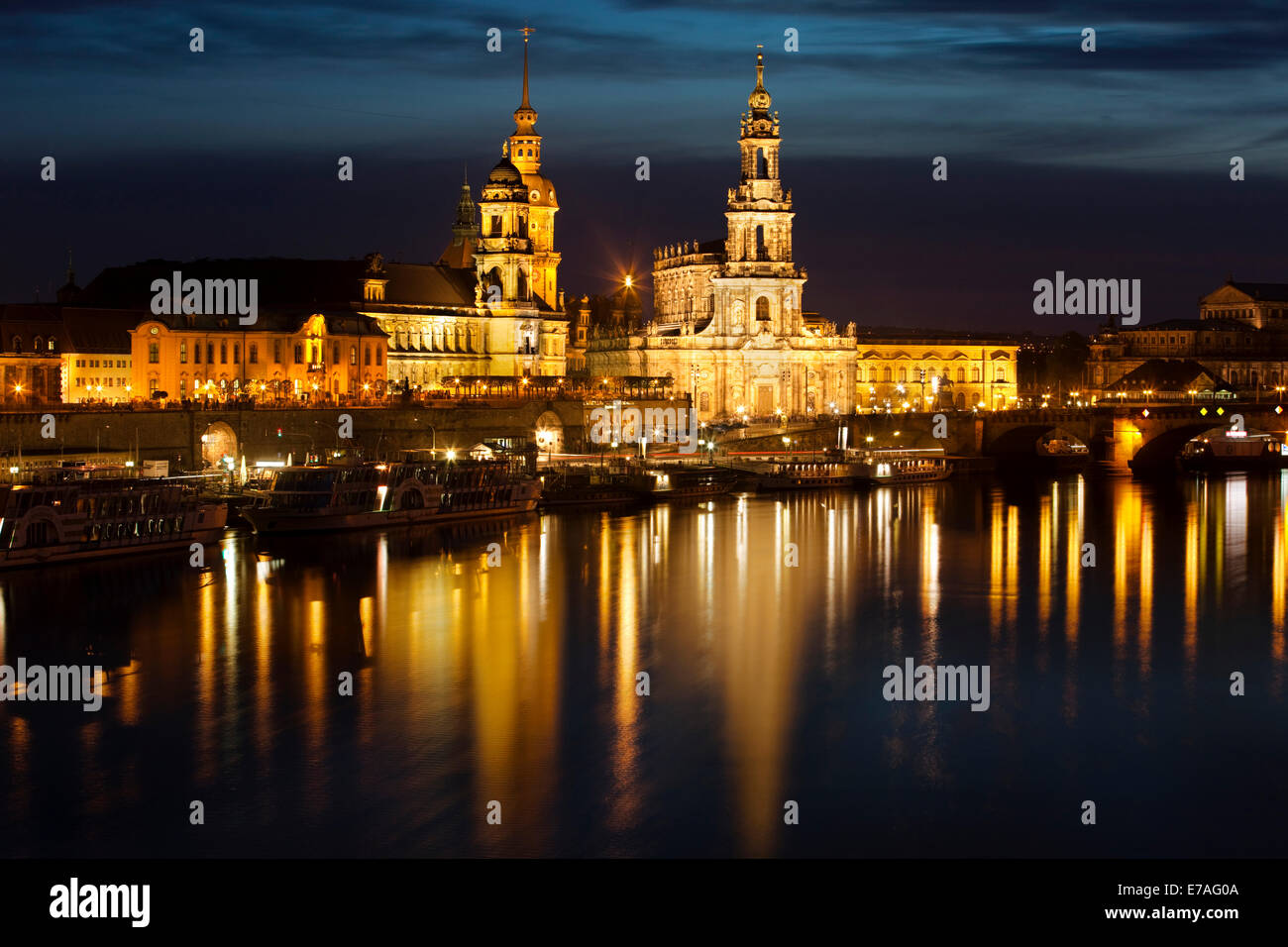 Distrito histórico de Dresden con el río Elba en primer plano en la penumbra, Dresde, Sajonia, Alemania Foto de stock