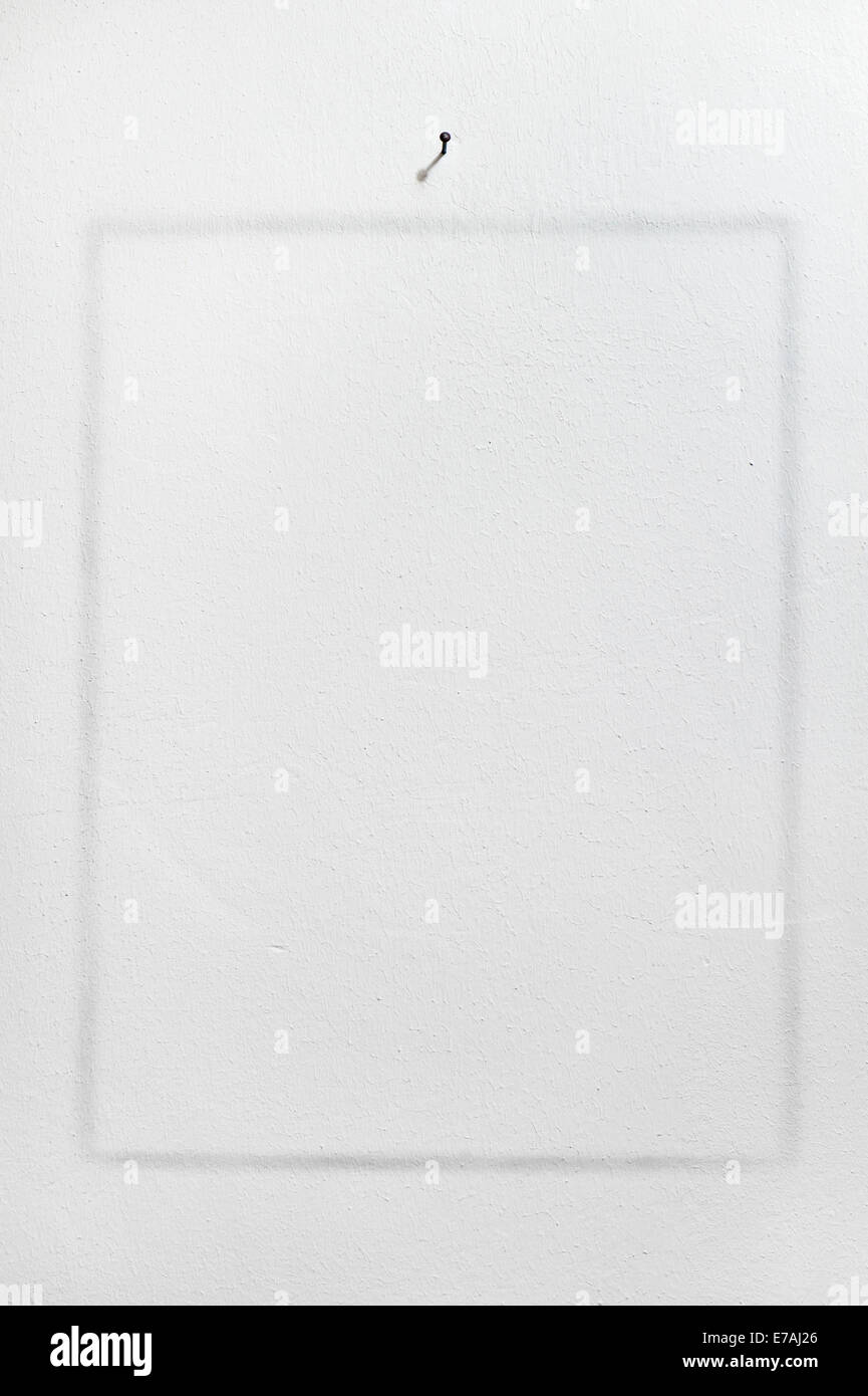 Pie de imprenta del bastidor de pared blanca con clavo Foto de stock