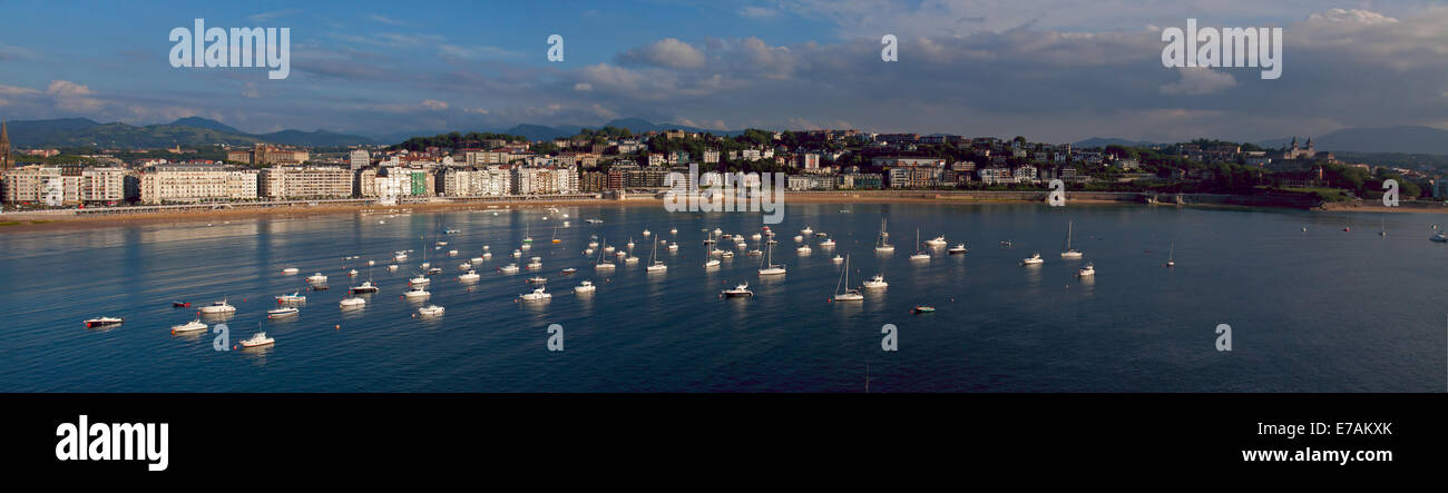 Las aguas del Mar Cantábrico, en la ciudad de Donostia Foto de stock