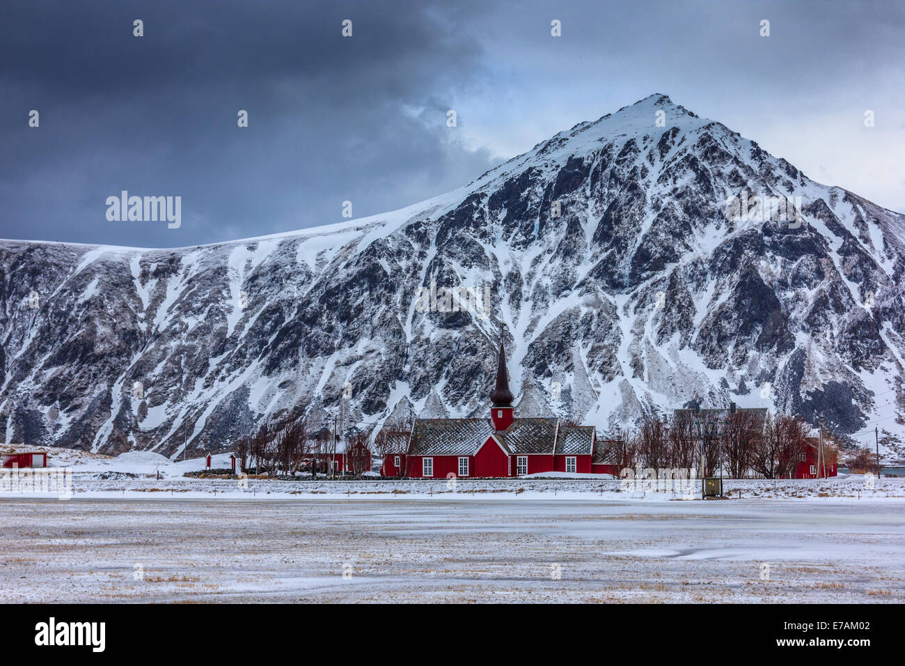 La pequeña aldea de noruega en invierno Foto de stock