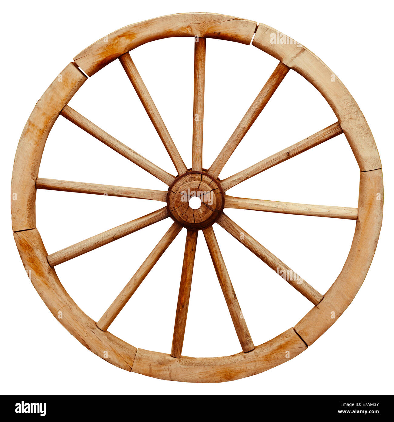Madera antigua grunge Wagon Wheel en estilo country aislado sobre un fondo blanco. Foto de stock