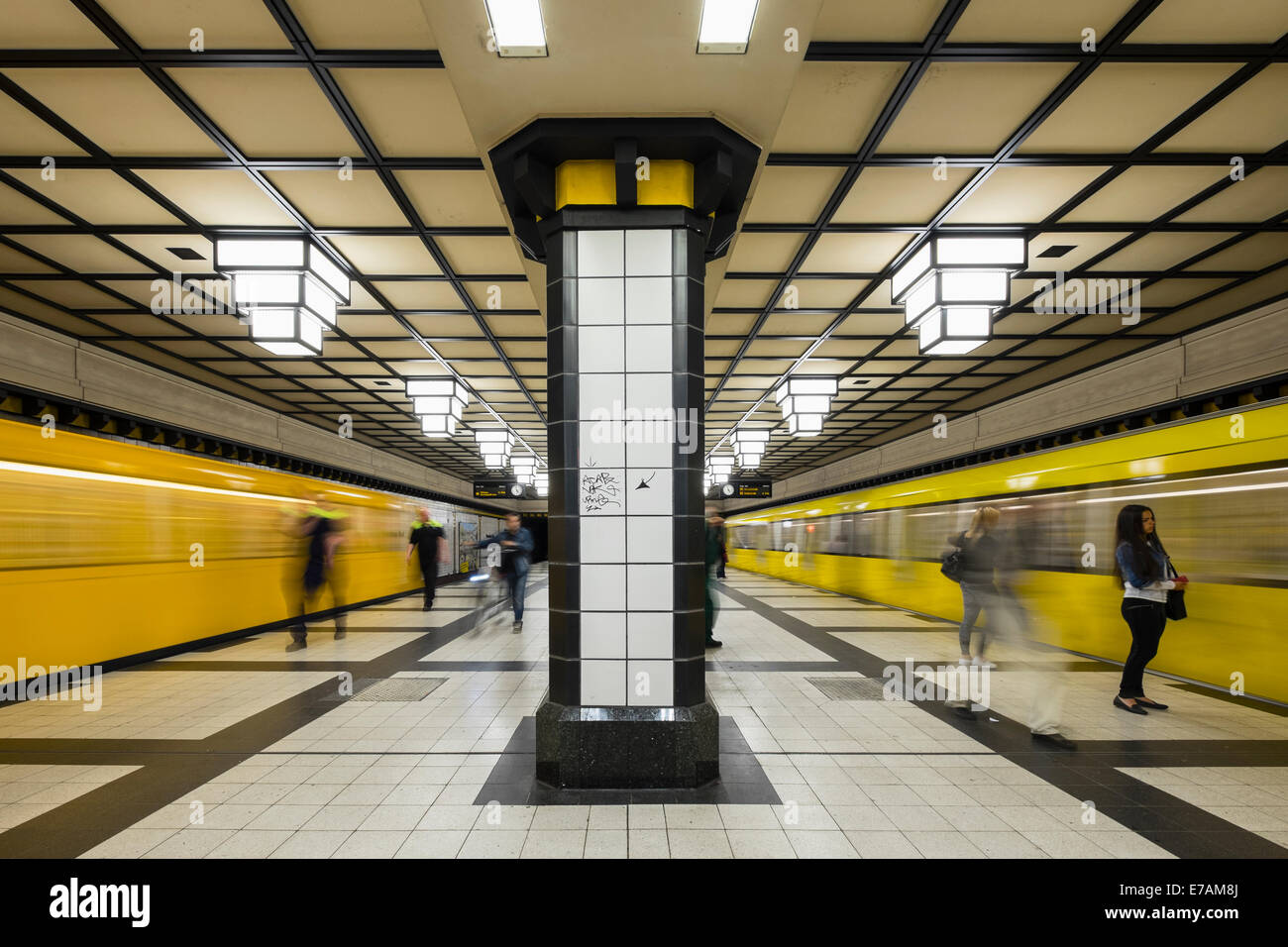 La plataforma de la estación de metro Paracelsus-Bad en Berlín, Alemania Foto de stock