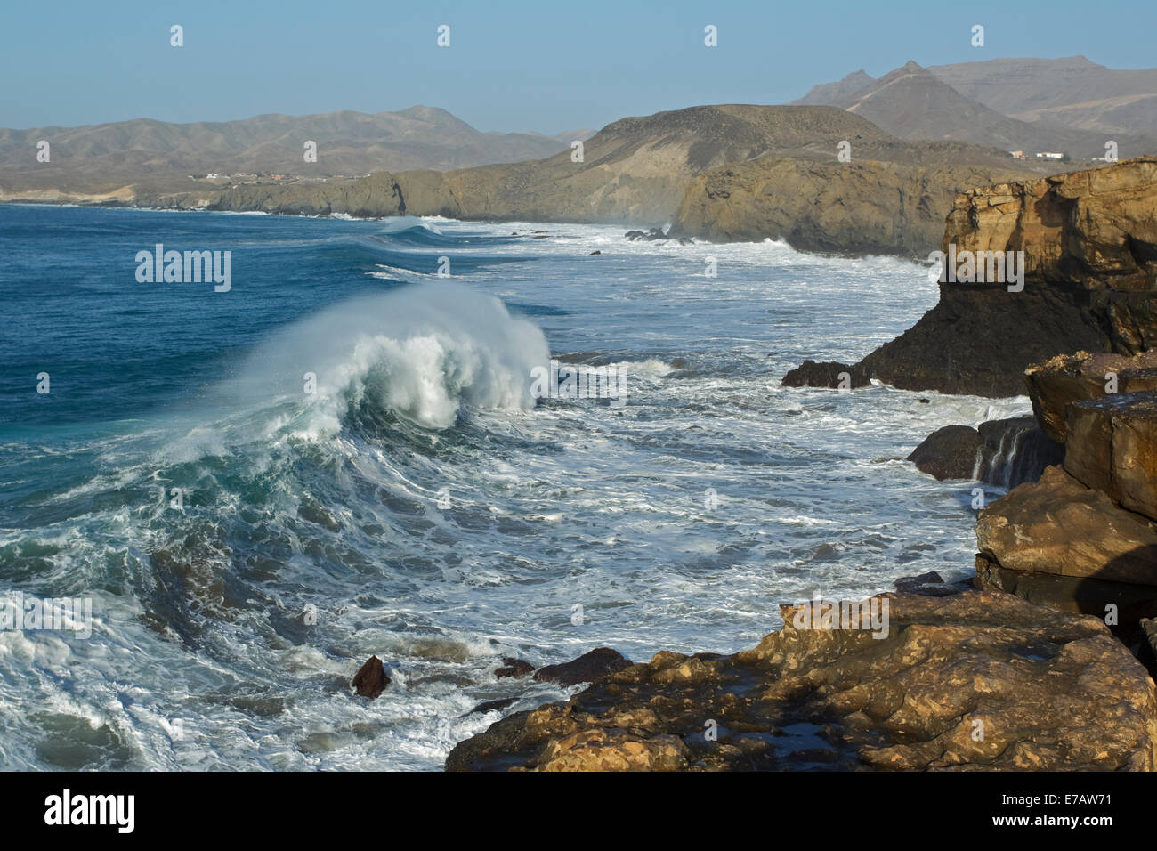 Oleaje rompiendo en la costa de Fuerteventura en el Cotillo el lugar favorito para los surfistas, Fuerteventura, Foto de stock