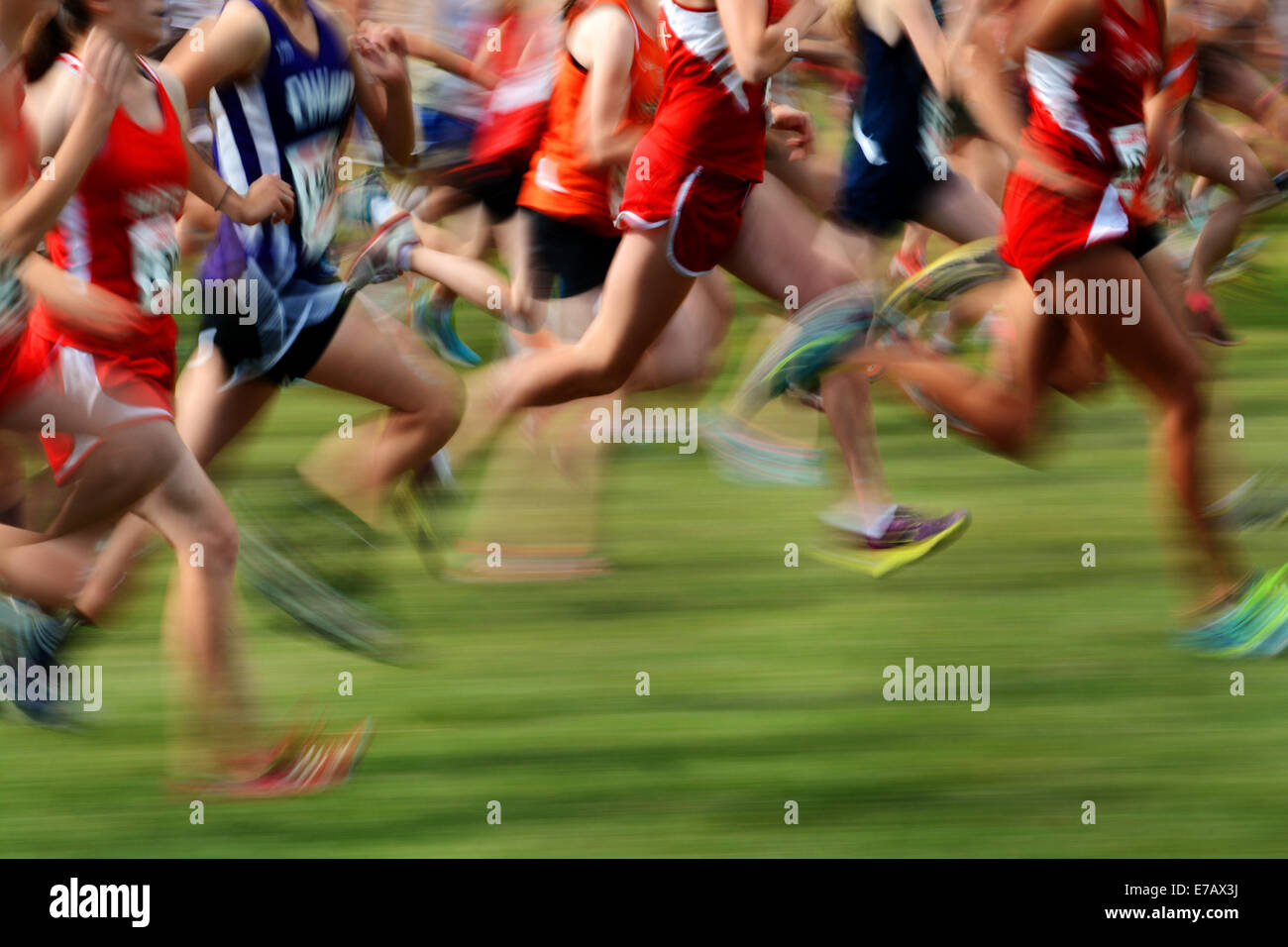 Los corredores correr en una carrera con fast motion Foto de stock