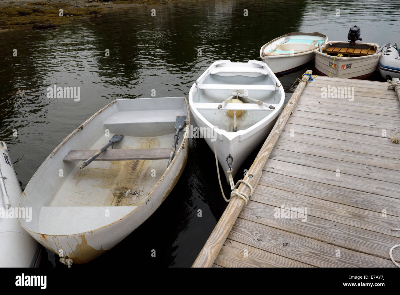 Botes de remos en muelle, Surry Maine, EE.UU. Foto de stock