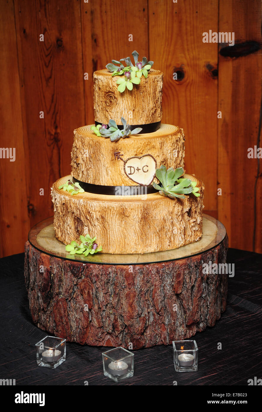 Un pastel de boda diseñada para parecerse a la madera de un árbol viejo  Fotografía de stock - Alamy