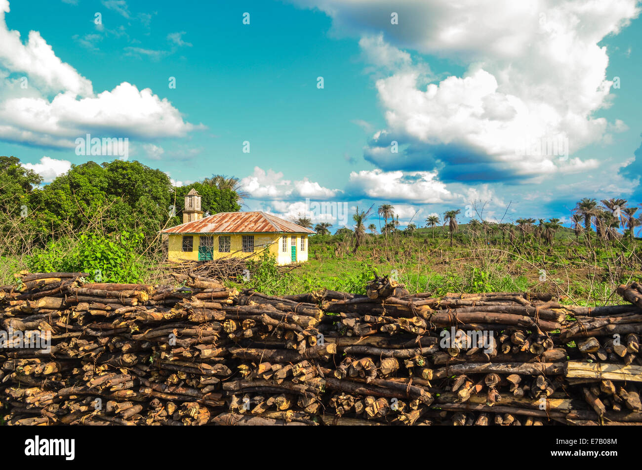 Pilotes de madera y una casa rural en Sierra Leona, África Foto de stock
