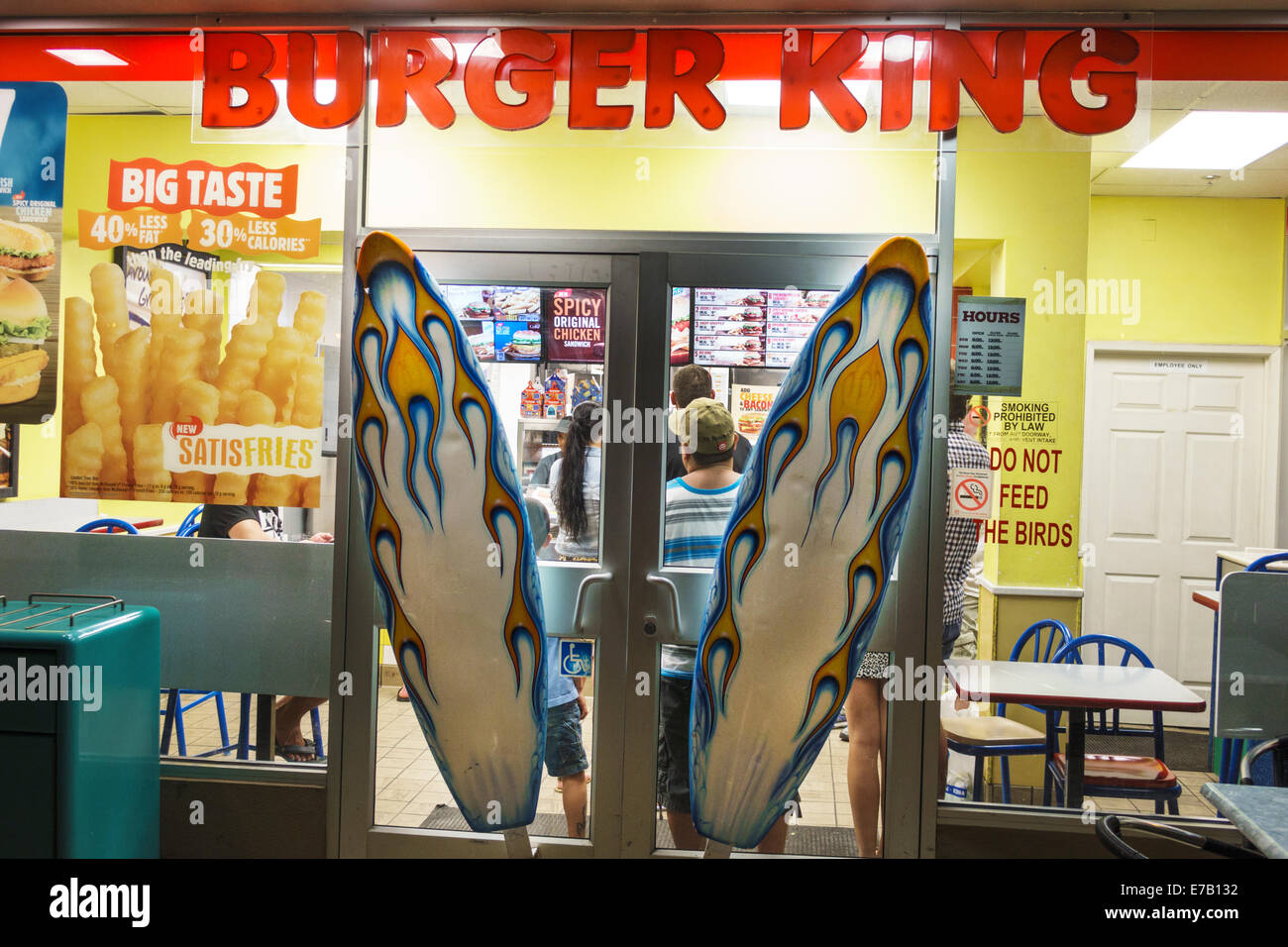 Honolulu Hawaii,Oahu,Hawaiian,Waikiki Beach,resort,Kalakaua Avenue,por la noche,Burger King,hamburguesas,hamburguesas,comida rápida,restaurante restaurantes comedor café c Foto de stock