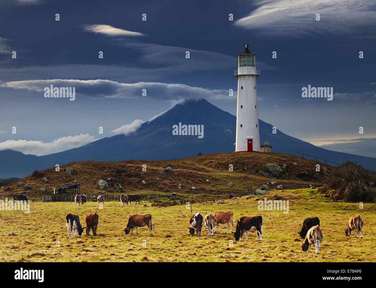 Faro de Cabo Egmont y monte Taranaki sobre antecedentes, Nueva Zelanda Foto de stock