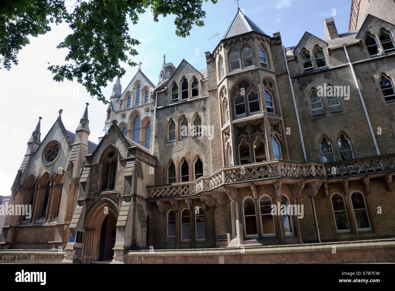 Cristo Rey, Iglesia y Claustros de Gordon Square, en Bloomsbury, Londres, Gran Bretaña. Foto de stock