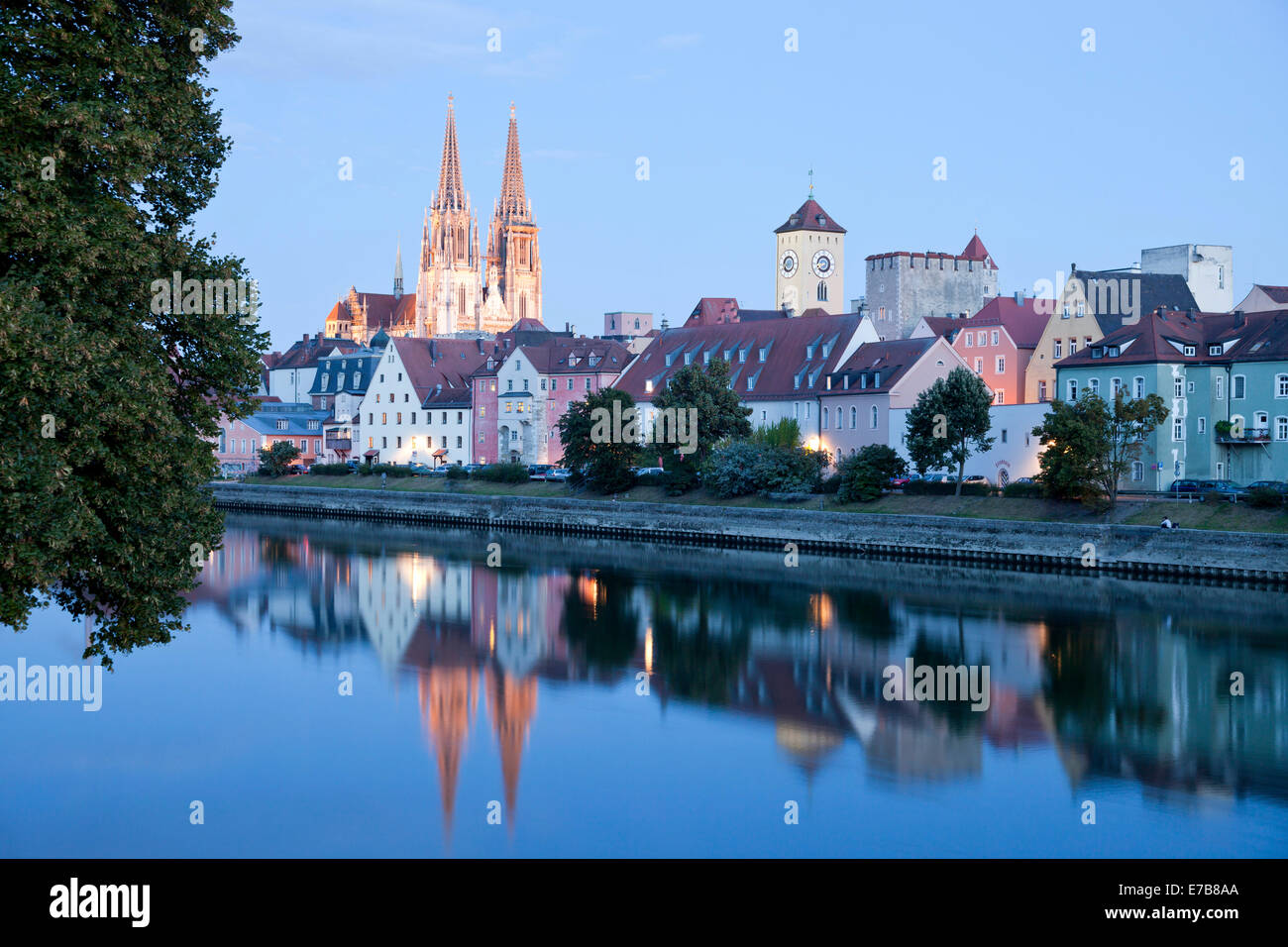 Paisaje con río Danubio, centro medieval, el ayuntamiento y la torre de la catedral de Ratisbona en la noche en la Universidad de Ratisbona, Baviera, Alemania, Foto de stock