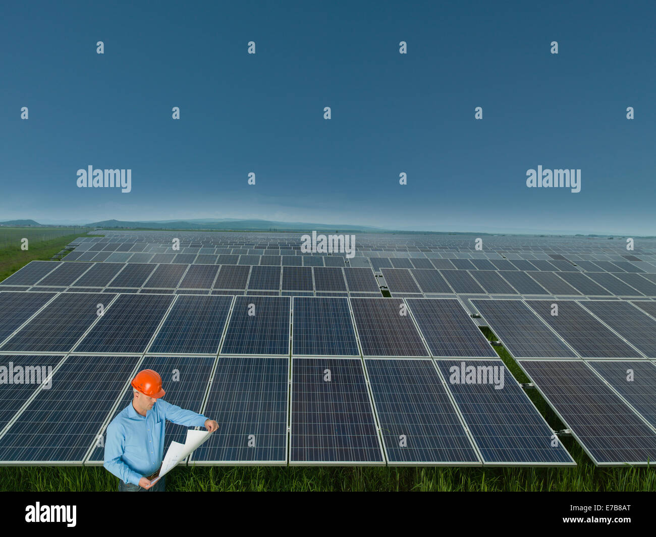 Ingeniero de macho y lectura permanente anteproyectos en estación de energía solar Foto de stock