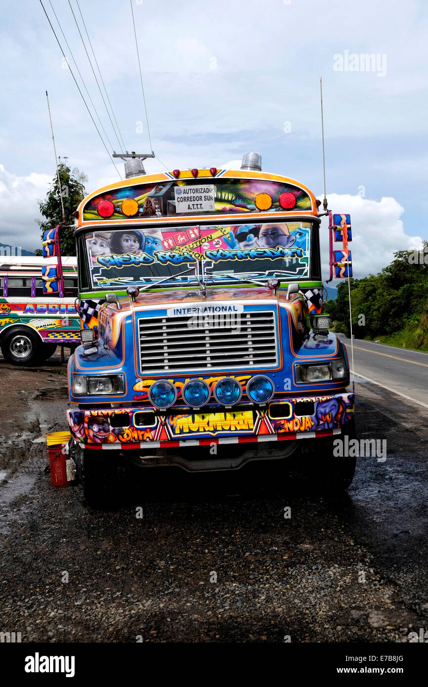 Típica o autobús público pintada diablo rojo.Panamá, República de