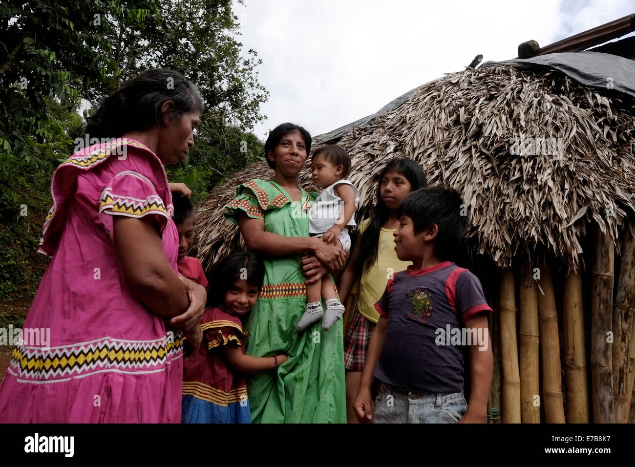 Mujeres y niños indígenas del grupo