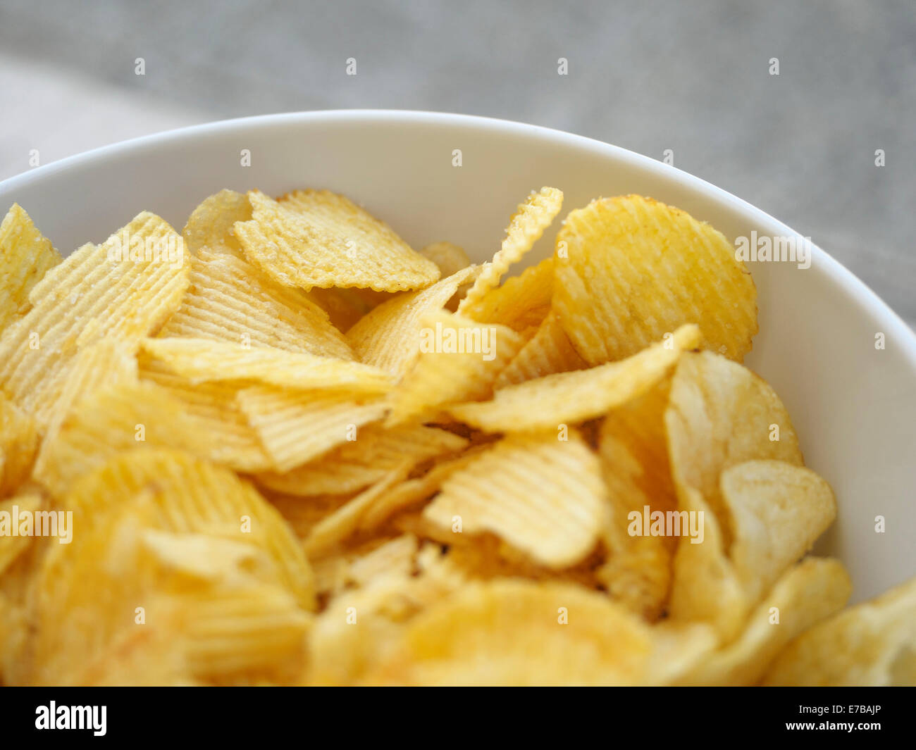 Las patatas fritas en un recipiente Foto de stock