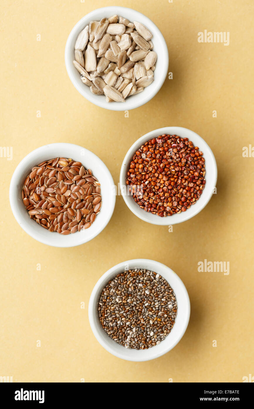 Mixto: semillas de chía, las semillas de lino, semillas de girasol, quinoa  roja Fotografía de stock - Alamy