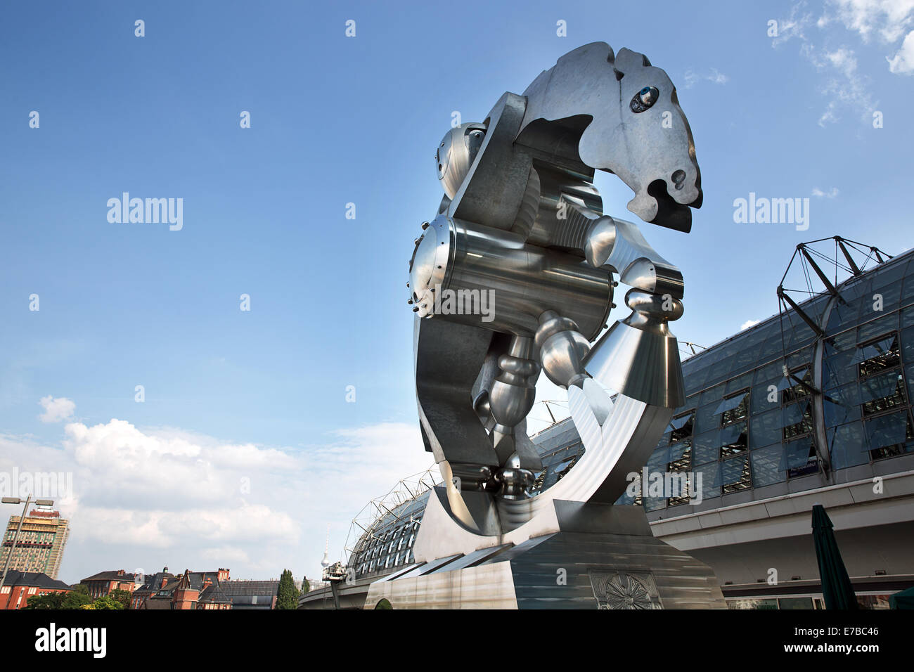 Los Rolling Horse escultura fuera de la estación central de Berlín. (Berlin Hauptbahnhof) Foto de stock