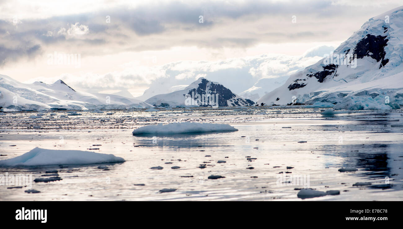 Corrientes de hielo y montañas, Península Antártica. Foto de stock