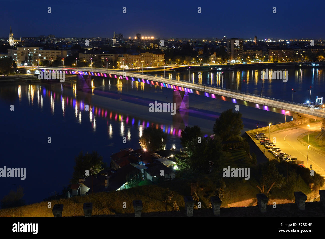 Vista desde la fortaleza de Petrovaradin de libertad puente sobre el Danubio en Novi Sad, la provincia de Vojvodina, Serbia Foto de stock