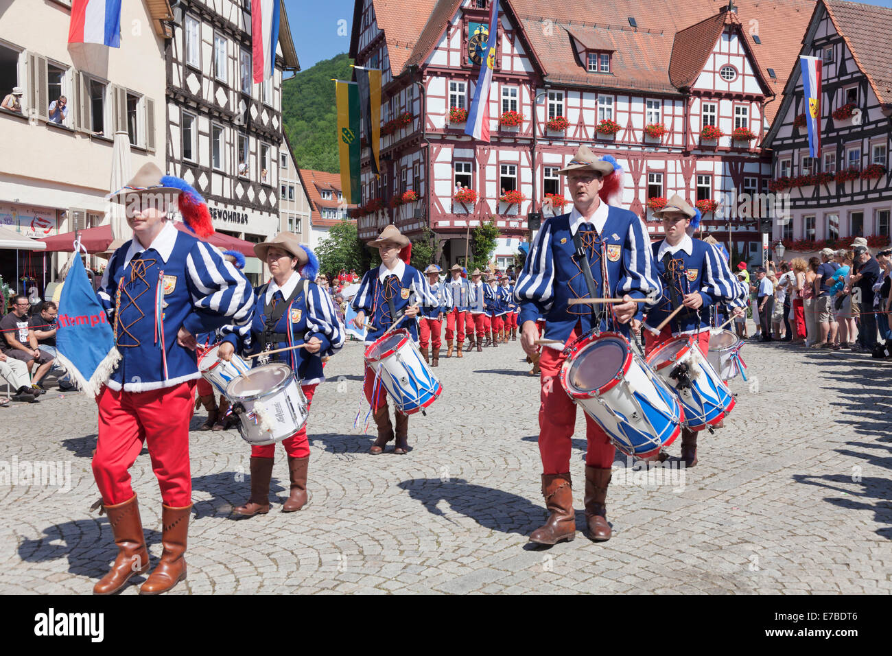 La fanfarria jugadores, histórico desfile, festival Schäferlauf, Bad Urach, Baden-Württemberg, Alemania Foto de stock