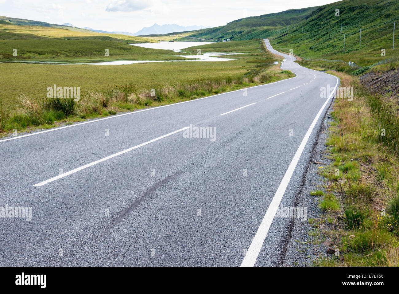 Un vacío abrir camino en medio del campo, en la Isla de Skye Escocia UK lidera en la distancia y horizonte Foto de stock