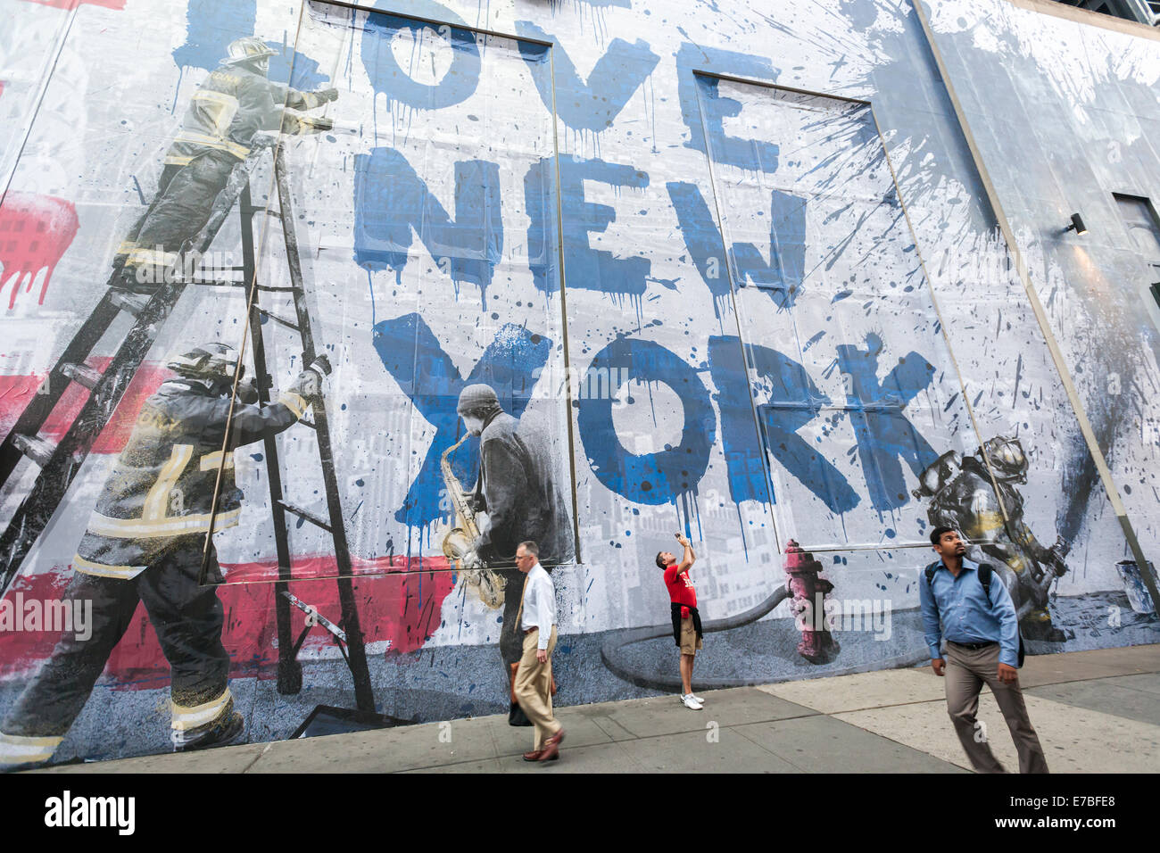 Nueva York, Estados Unidos. El 11 de septiembre, 2014. Un mural del artista Sr. lavarle el cerebro es visto por el lado del siglo 21 department store de enfrente del World Trade Center en Nueva York el jueves, 11 de septiembre de 2014. El mural que cubre todo el lado de la tienda y permanecerá a la vista durante tres semanas. El Sr. lavarle el cerebro es la "nom de arte' de 48 años de edad artista Thierry Guetta destacados en la película 'Banksy salga a través de la tienda de regalos". Crédito: Richard Levine/Alamy Live News Foto de stock