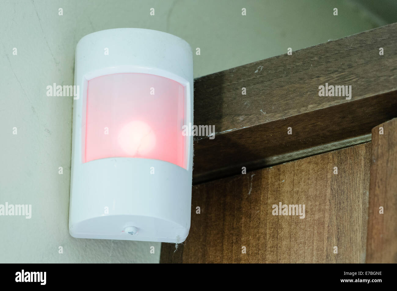 Una de infrarrojos pasivo (PIR) detector como parte de un sistema de alarma  de hogar Fotografía de stock - Alamy