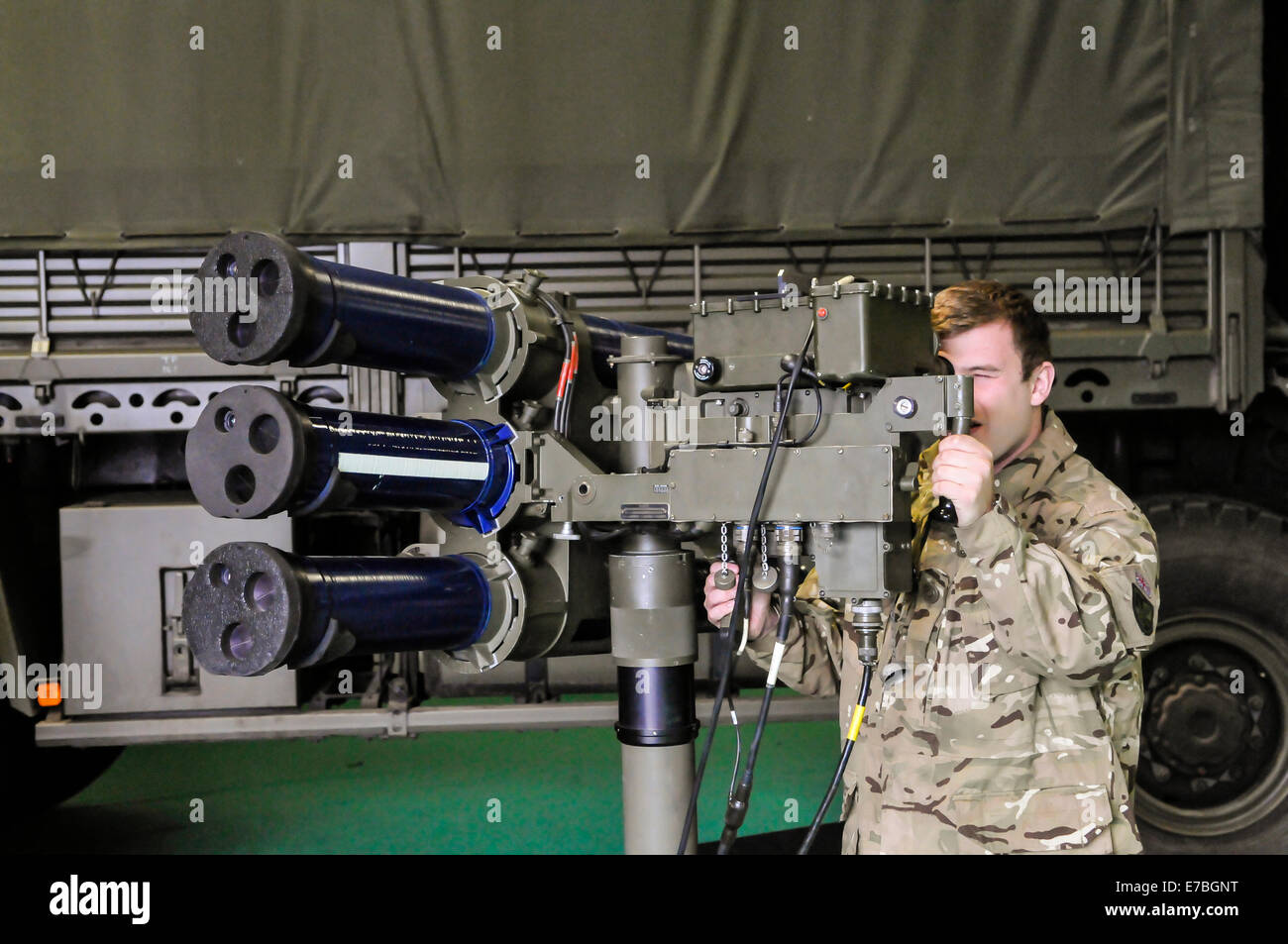 Soldado británico utiliza un Thales Starstreak de lanzamiento de misiles antiaéreos system Foto de stock
