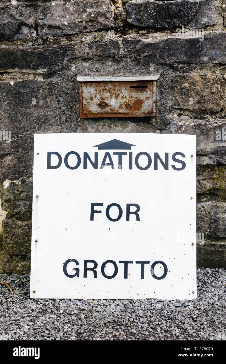 Caja de donación en una gruta sagrada en Irlanda Foto de stock