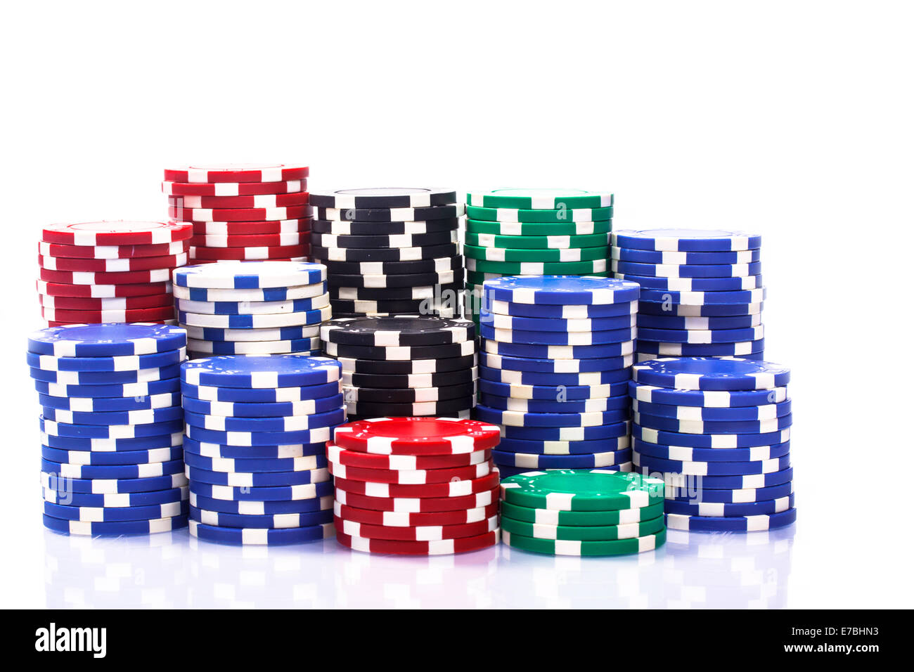 Pilas De Fichas De Póquer Sobre Un Fondo Blanco Fotografía De Stock Alamy 6335