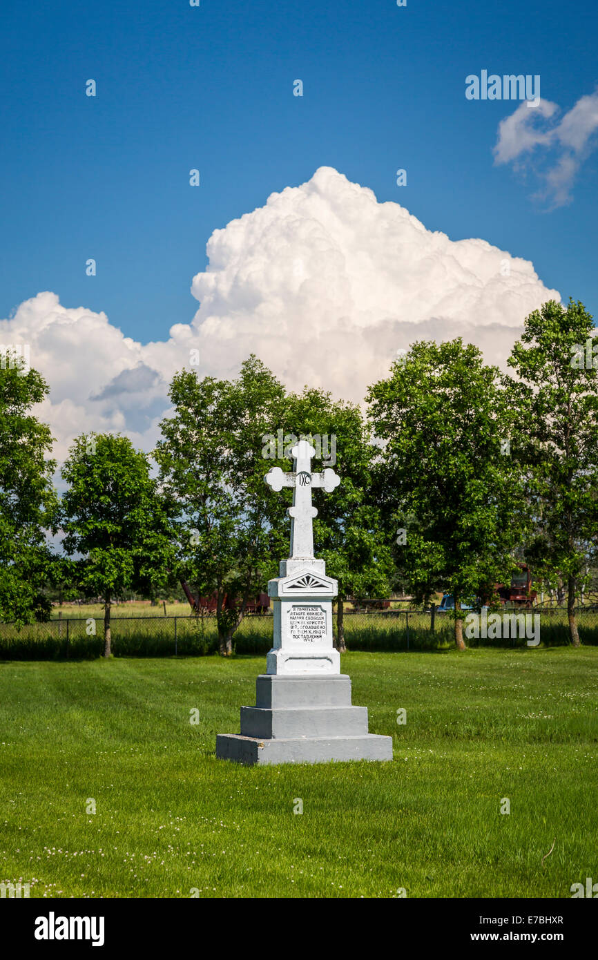 Una cruz al lado de la Santísima Trinidad iglesia parroquial católica