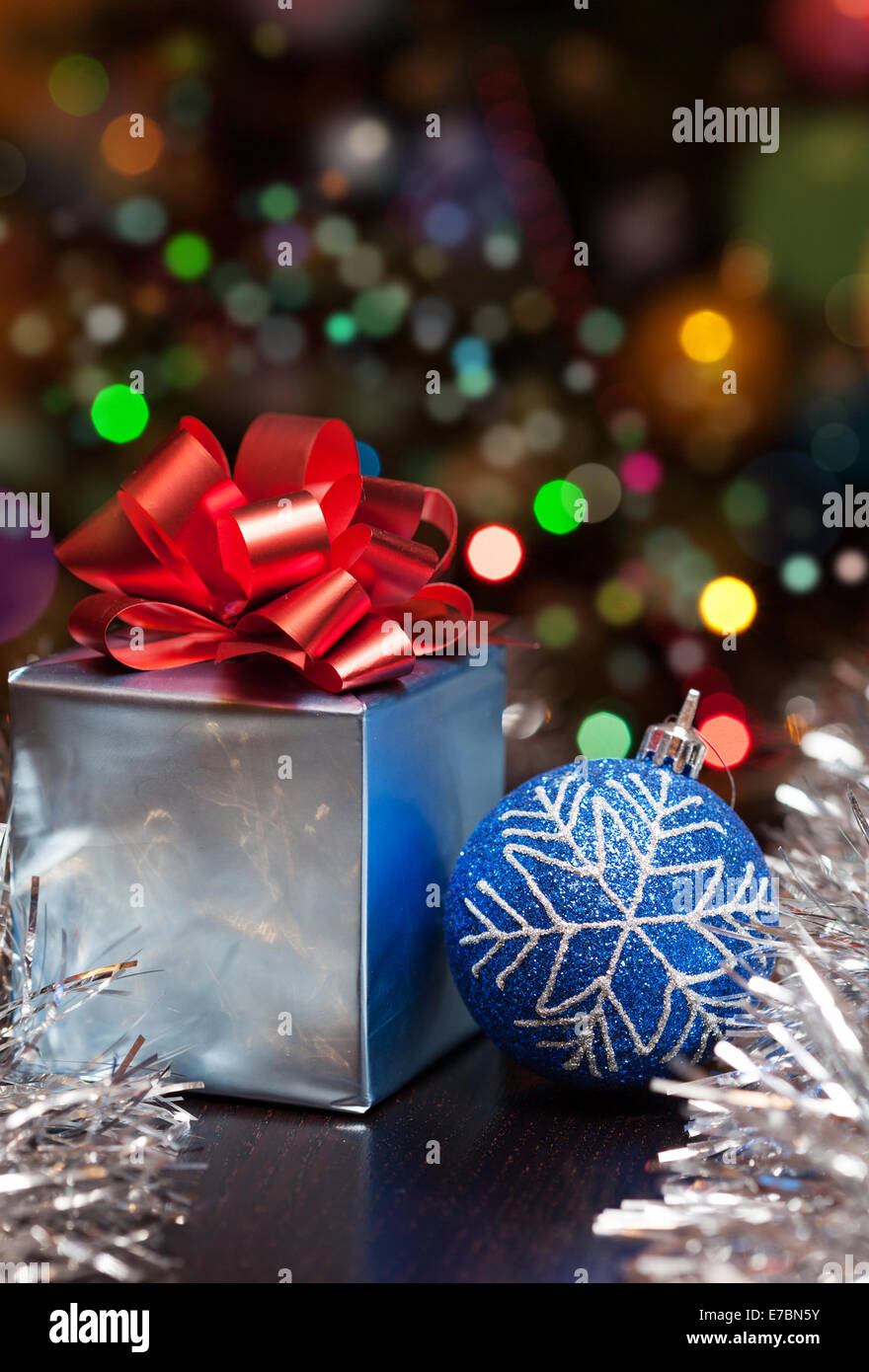 Set de regalo de navidad con coloridos fondo bokeh Foto de stock