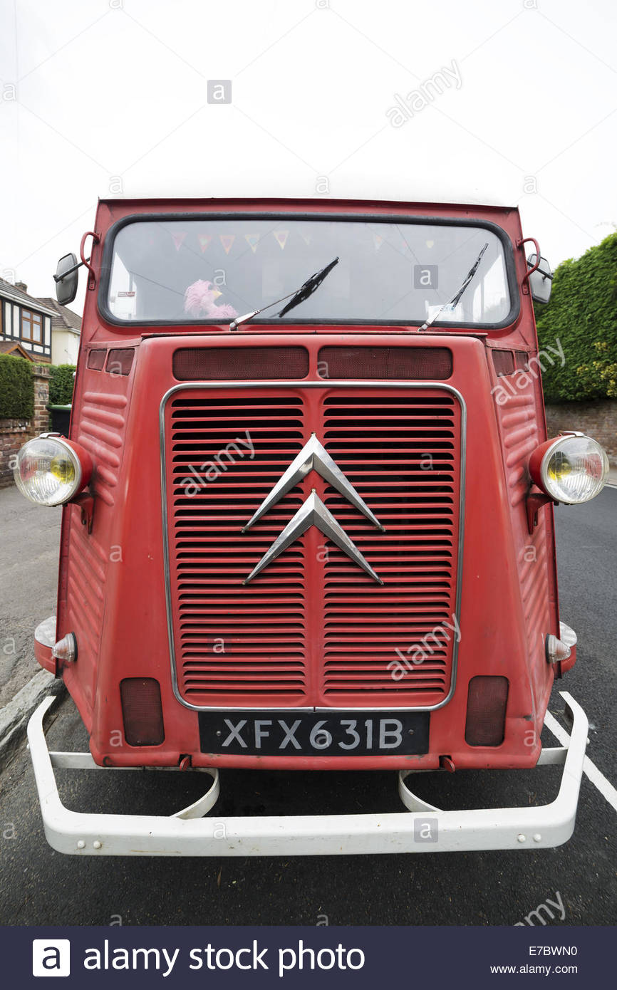 En la vista frontal de una pre 1969 Citroën H Van Foto de stock