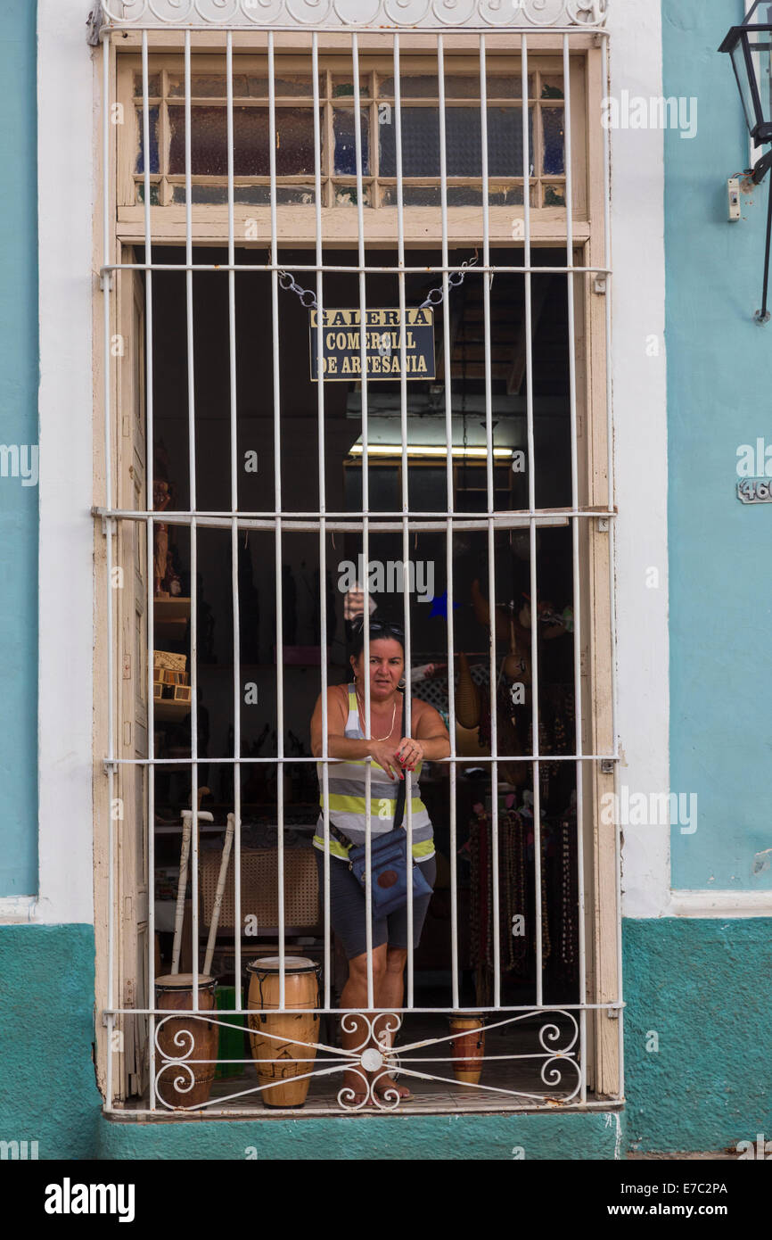 Dueño de la tienda detrás de rejas, Trinidad, Cuba Foto de stock