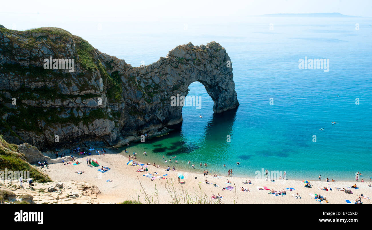 La playa en la puerta de Durdle en Dorset Foto de stock