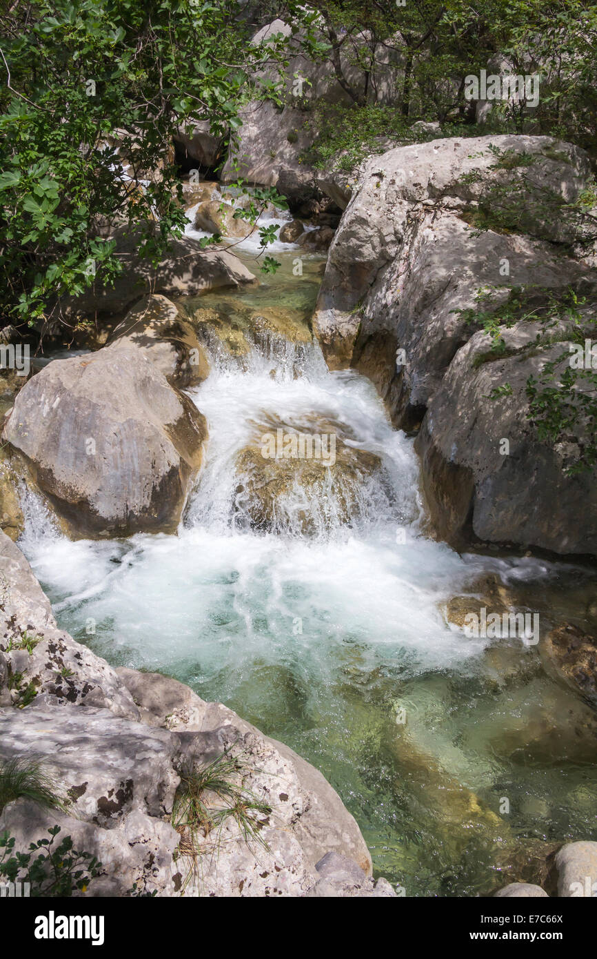 Hermoso arroyo de montaña situado en el Parque Nacional de Paklenica en Croacia Foto de stock