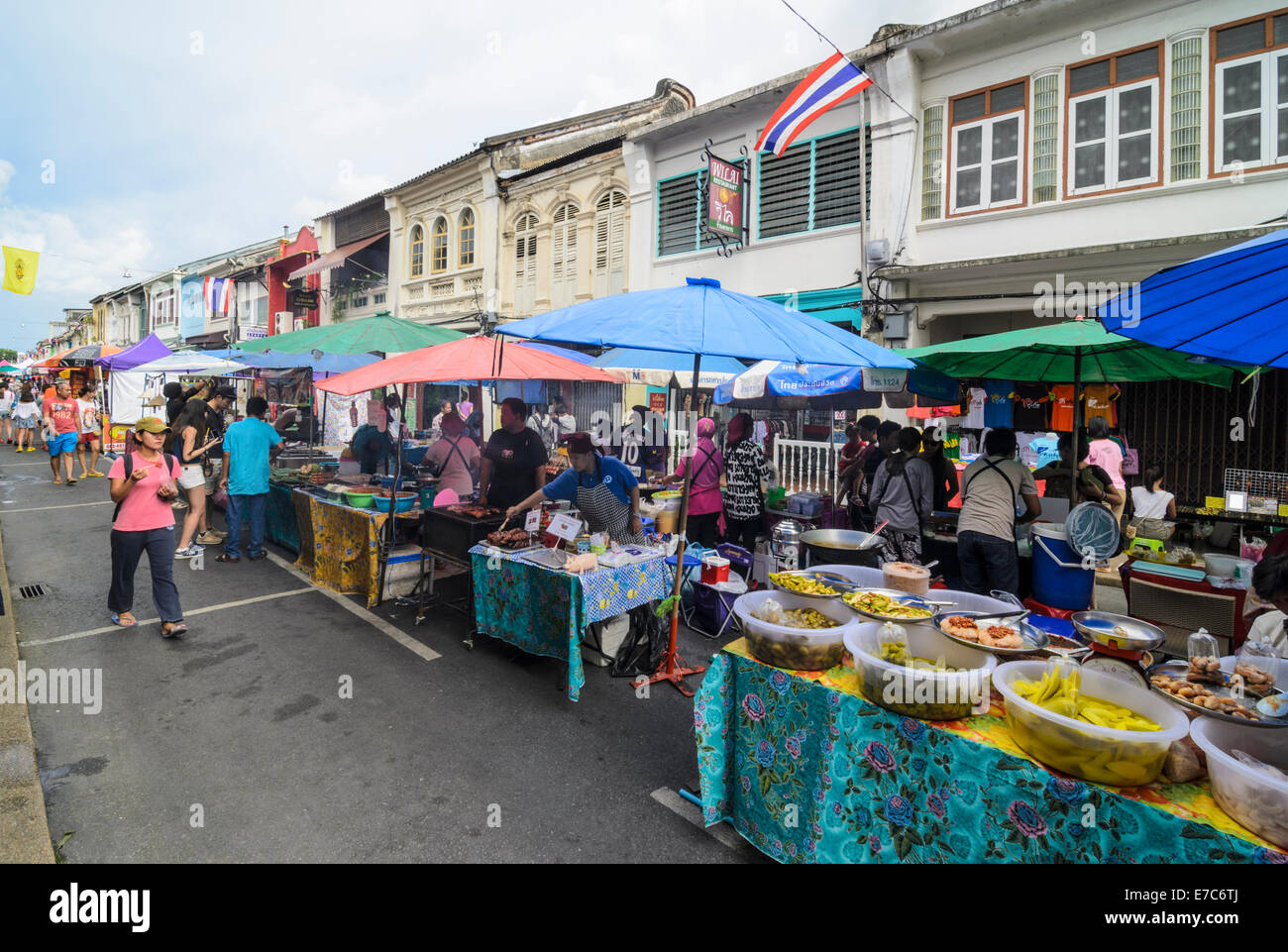 Puestos a lo largo del mercado dominical de Phuket Thalang Walking Street, Old Town Road, Phuket, la isla de Phuket, Tailandia Foto de stock