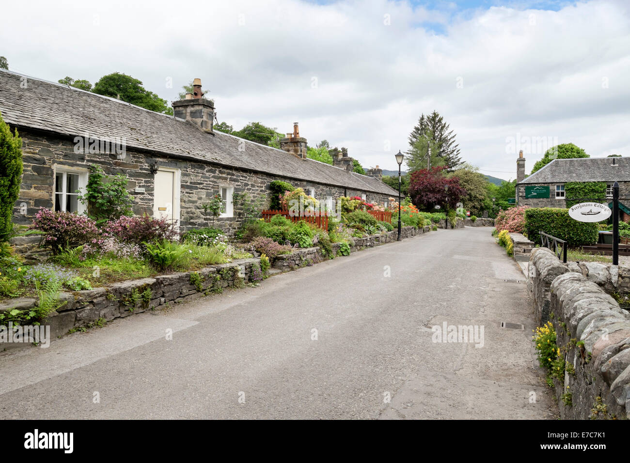 Tradicional de las antiguas casas adosadas con jardín en la histórica aldea. Port-na-Craig Pitlochry Perth y Kinross Escocia UK Foto de stock